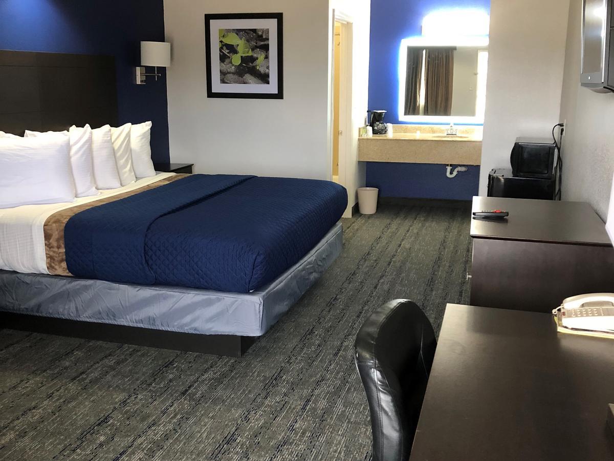 Executive Inn And Suites Joaquin Экстерьер фото