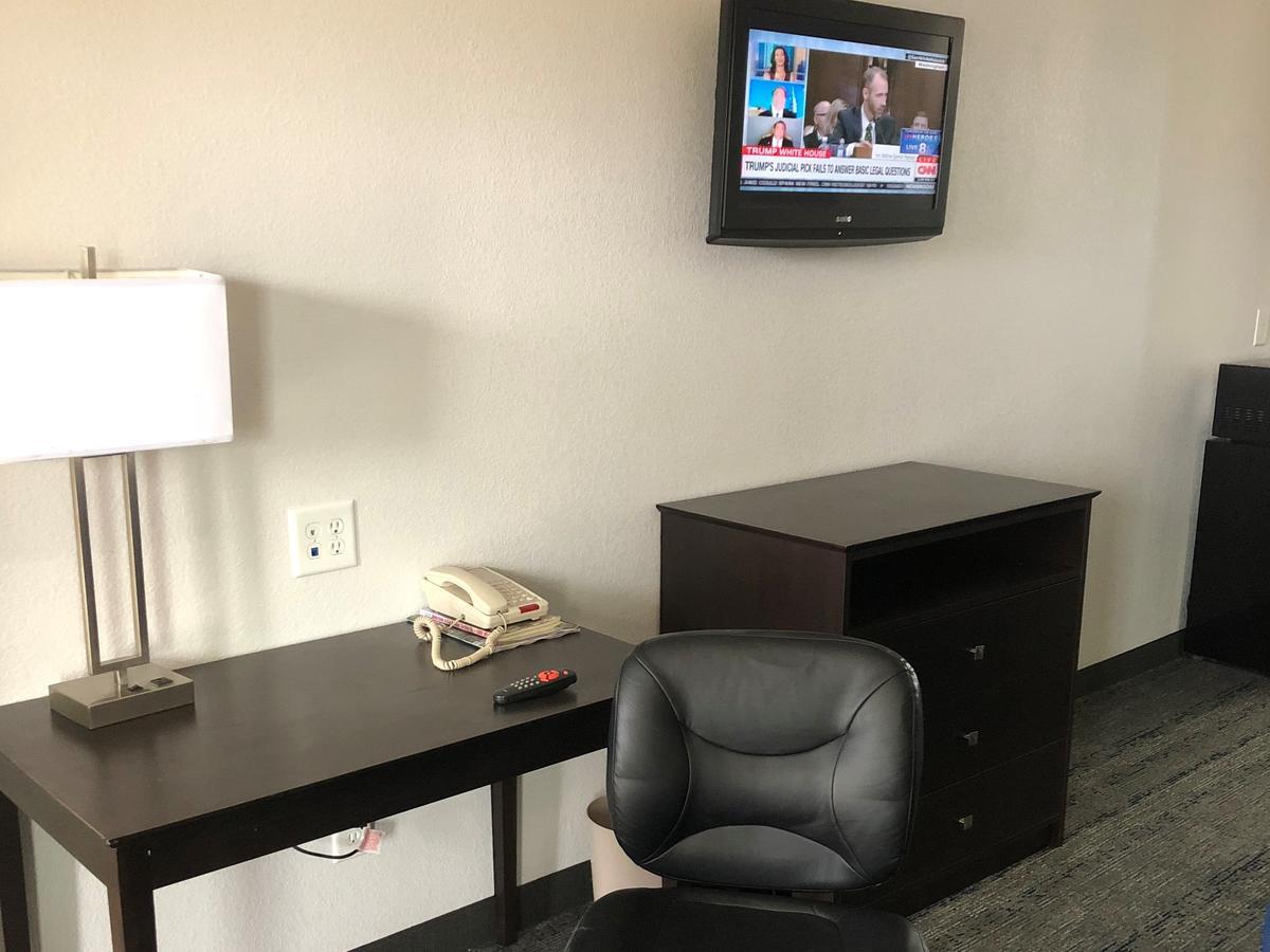 Executive Inn And Suites Joaquin Экстерьер фото
